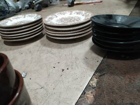 Sady starého nádobí hrnky talíře - 2