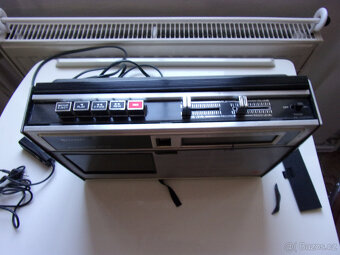 staré rádio s magnetofonem a mikrofonem - 2