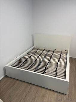 Bílá dvojpostel postel IKEA 200x160cm + 2 šuplíky + 2 rošty - 2