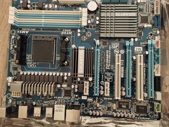 GIGABYTE GA-990XA-UD3 - AMD 990X - 2