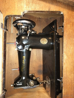 Šicí stroj Minerva včetně stolu - 2