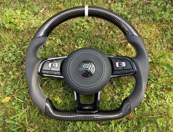 VOLKSWAGEN VOLANT KARBON - PERFOROVANA KOŽA - BIELE ŠITIE - 2