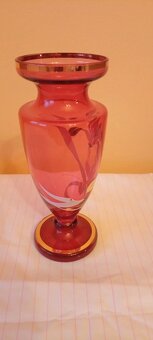 Červená váza s malovanými květy - 2