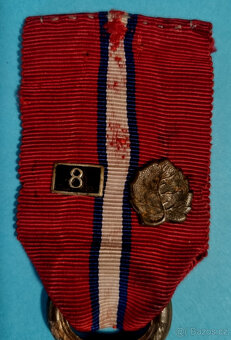 Čs revoluční medaile štítek 8 a lipový lístek- světlá dutá - 2