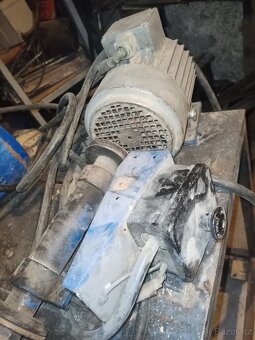 Motor z cirkulárky. - 2