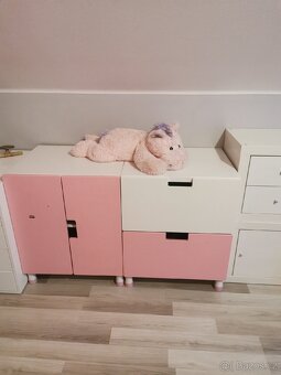 Dětský nábytek v růžové a bílé barvě. - 2