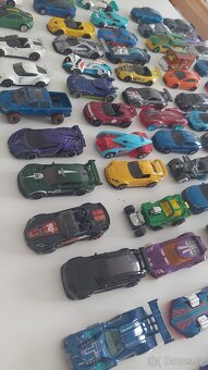 autíčka Hot Wheels - 2