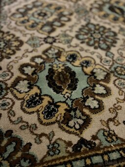 starý vzorovaný koberec - 2