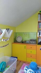 Skříně (lžutá, oranžová) s knihovnou do pokoje - 2