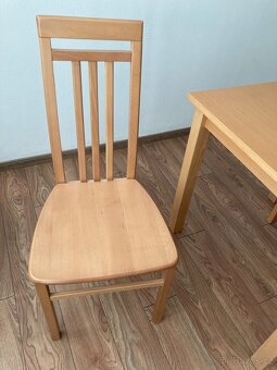 Dřevěný jídelní stůl 80x80 a dvě židle - 2
