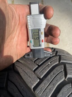Dvě zimní pneu Michelin 215/55/17 - 2