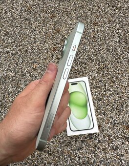iPhone 15 - baterie 100% green - 2