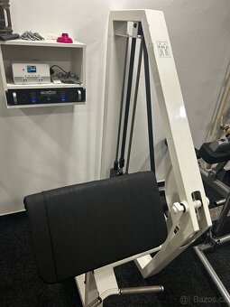 Posilovací stroj biceps izolovaný - scottova lavice - 2