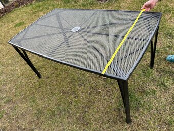 Kovový zahradní stůl - 2