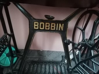 Starý šicí stroj - 2