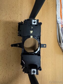 Originál páčky stěračů a blinkrů ze Škody Rapid 6RA953501R - 2