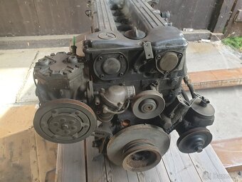 Mercedes Benz W123 280E V6 - motor - 2