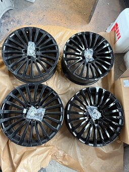 Alu kola sirius r18 superb 2 černé. 3T0 601 025 Q - 2