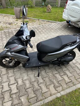 Skůtr Yuki 125i via na benzín skoro nový. - 2