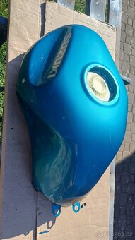 Nádrž Suzuki Bandit 600 GN77A - 2