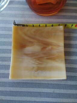 Skleněné vázičky a talířek. - 2