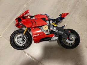 LEGO® TECHNIC 42107 DUCATI PANIGALE V4 R - 2