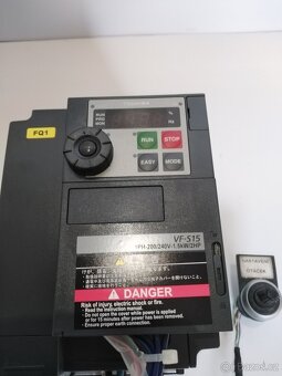Frekvenční měnič Toshiba VFS15S+síťová tlumivka+potenciometr - 2