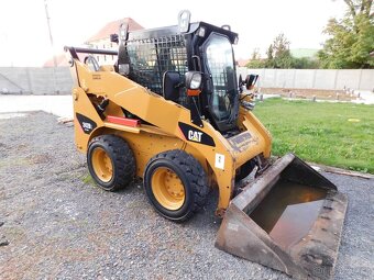 Smykový nakladač CAT 242 B - 2