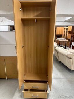 Skříň ve světlém dekoru - 2