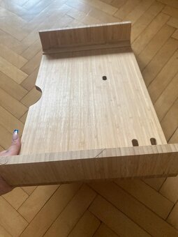 Dřevěný podstavec na notebook - 2