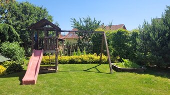 Dětské hřiště s houpačkou a skluzavkou. - 2