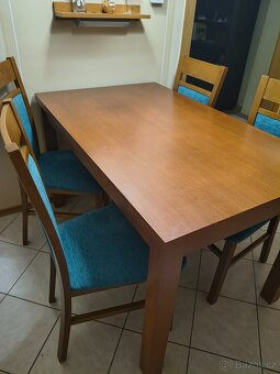 Stůl a 4 čalouněné židle - 2