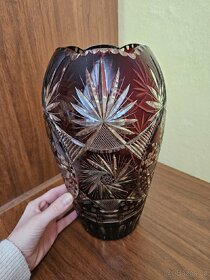 Rubínová váza z broušeného skla - 2