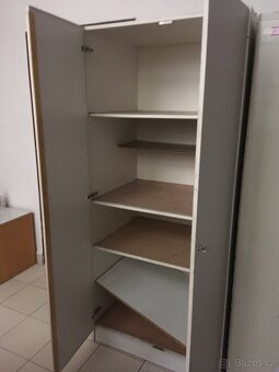 Bílá policová skříň - 2