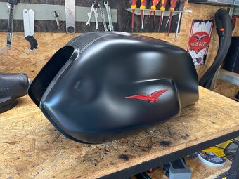 Nádrž Moto Guzzi V7 Carbon - 2