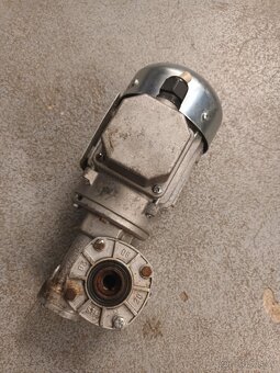 ELEKTROMOTOR ŠNEKOVÁ PŘEVODOVKA - 2