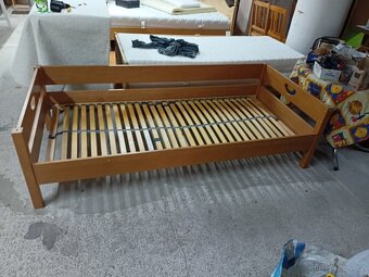 Prodám hezkou postel z masivu 90 x 200 cm zn.PAIDI - 2