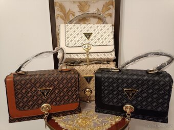 Kufříkova kabelka Guess s přívěskem. - 2