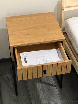 Stylový noční stolek s moderním designem - 2