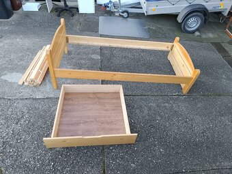 Dřevěná postel - 2