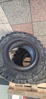 Plnopryžove pneu 300-15 - 2