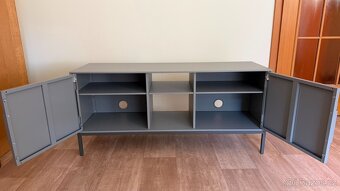 kovový stolek pod televizi z IKEA. - 2