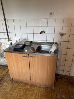 Dřez se skřínkou. - 2