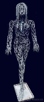 Prodám kovovou sochu ženy - 2