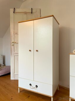 1 x šatní skříň + 3 x skříňka do dětského pokoje - 2