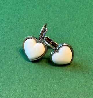 Náušnice bílá srdíčka – ocel, keramika - 2