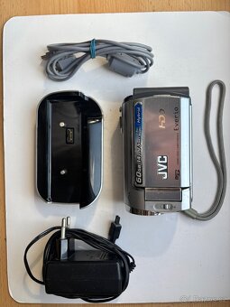 Videokamera JVC Everio s příslušenstvím - 2
