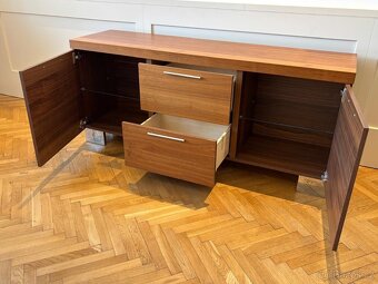 Pěkná ořechová komoda BoConcept - 2
