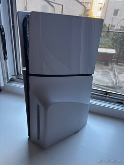 PS5 SLIM S MECHANIKOU, ZÁRUKA DO 09/2031, 2 OVLADAČE - 2