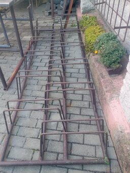 Zahradní lavice-konstrukce a stojan na kola - 2